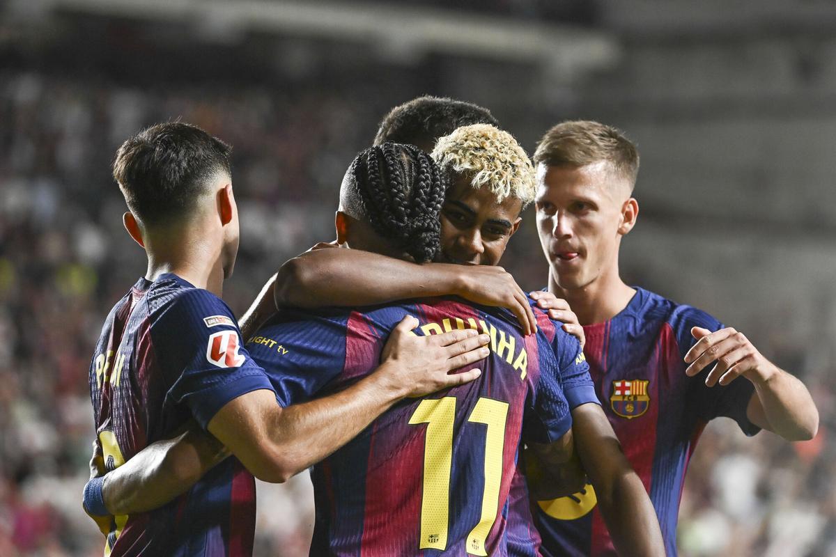 Los jugadores del Barça celebran en gol de Lamine Yamal ante el Rayo Vallecano.