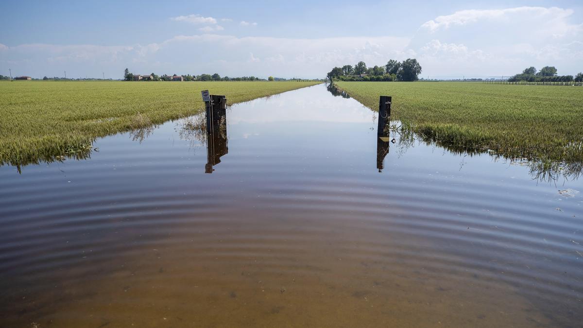 Vista de la puerta de entrada de una granja sumergida en agua, en Conselice, región de Emilia-Romagna, Italia, este miércoles.