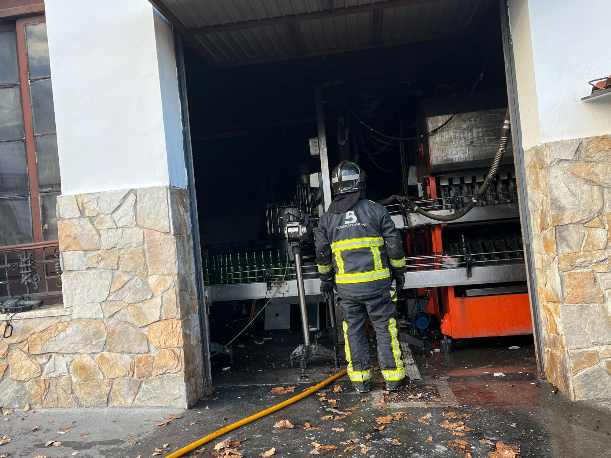 Incendio en Sidra Fanjul, en Tiñana, con desperfectos en la sala de máquinas del llagar