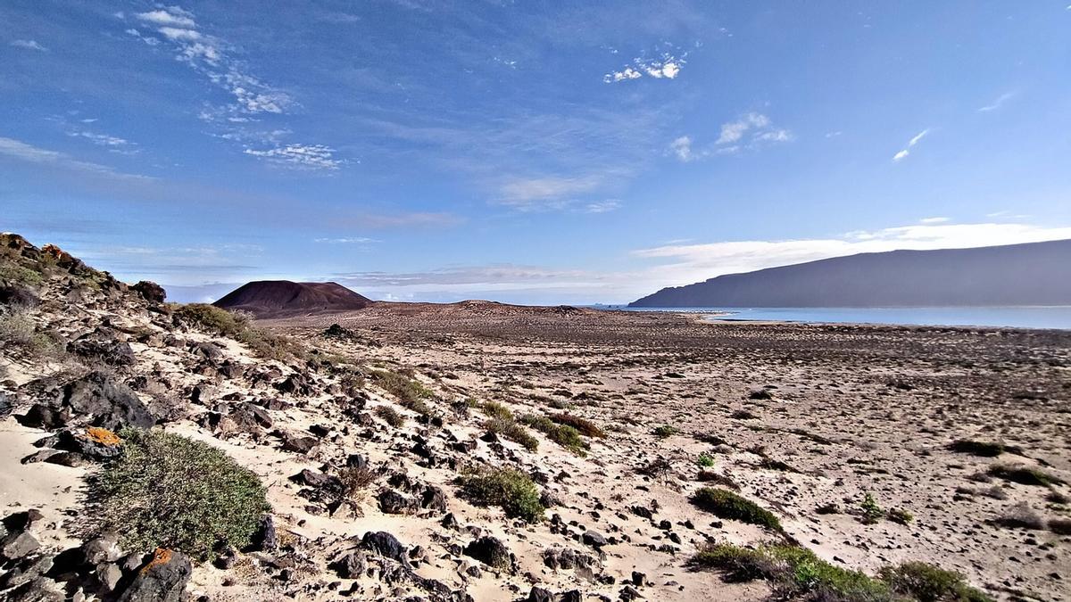 La Graciosa con el Risco de Famara a la derecha.