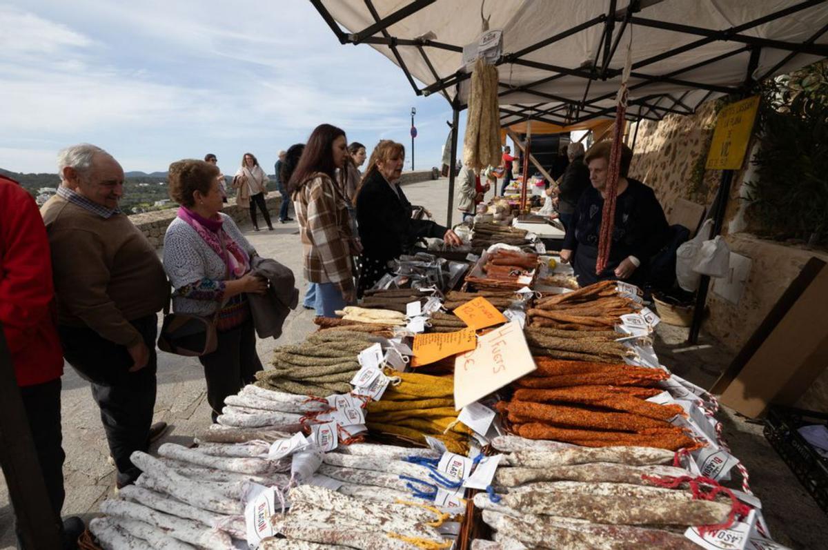 1.Puesto con embutidos de Vic, Cataluña, en la feria artesanal. 2.Catalina Riera Costa, durante el torneo de ‘tir amb bassetja’. 3.El enclave único de la feria en el Puig de Missa. 4.Muestra de vehículos históricos. 5.Equipo de la ‘Reina del Mar’ restaurando una chalana. 6.Participante en el VII concurso de pintura. 7.Mujeres trabajando el esparto. FOTOS de vicent marí
