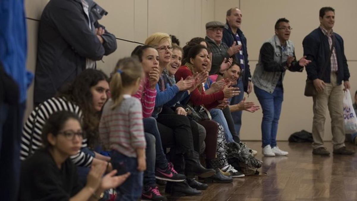 Padres animando durante un partido de los benjamines del Club Cornellà Futbol Sala.