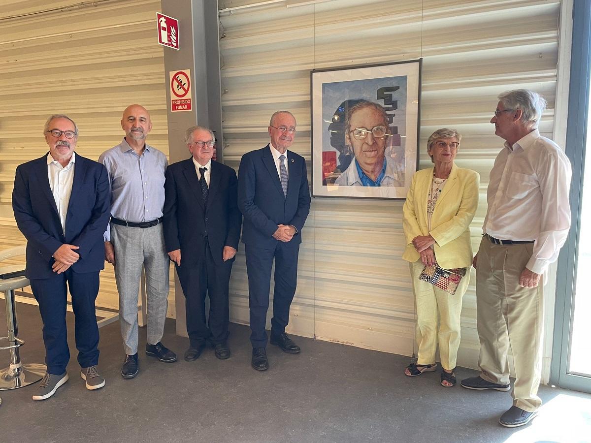 El cuadro de Pepe Pérez Palmis, en el edificio del PTA de Málaga que desde hoy lleva su nombre.
