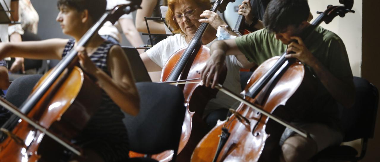 La delegada del gobierno Gloria Calero, retoma los ensayos con su orquesta, en el Auditorio Joaquín Rodrigo de Sagunt.