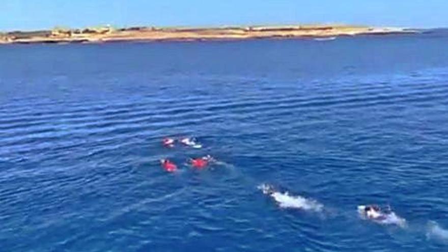Captura del vídeo en el qual alguns dels immigrants es llancen al mar per intentar arribar nedant a Lampedusa