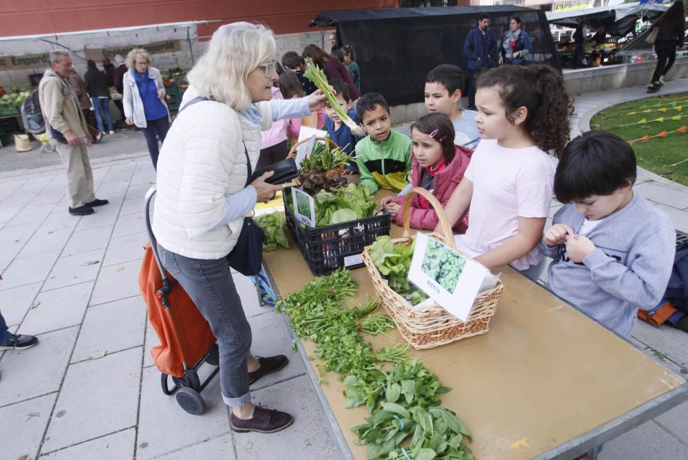 Els infants venen verdures al Mercat del Lleó