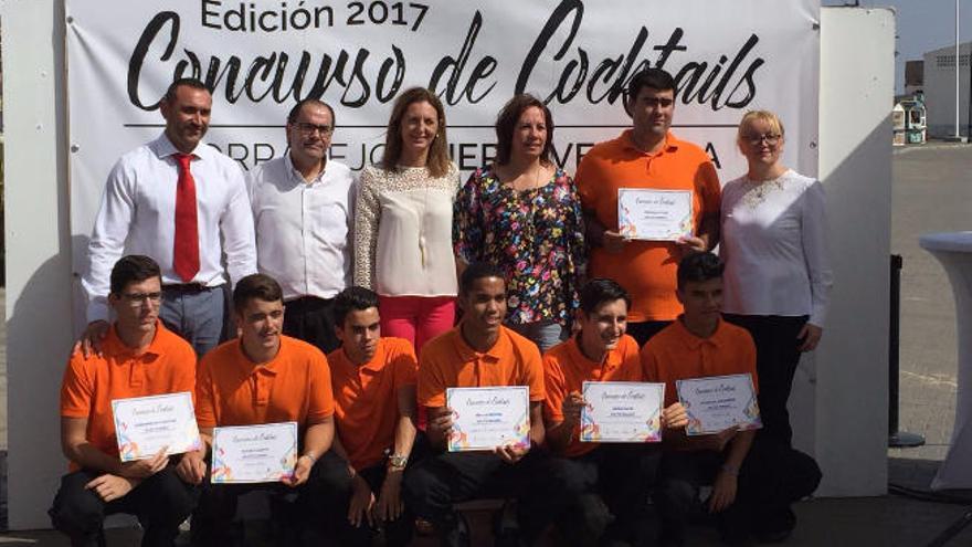 La consejera de Educación, Soledad Monzón, junto a los alumnos.