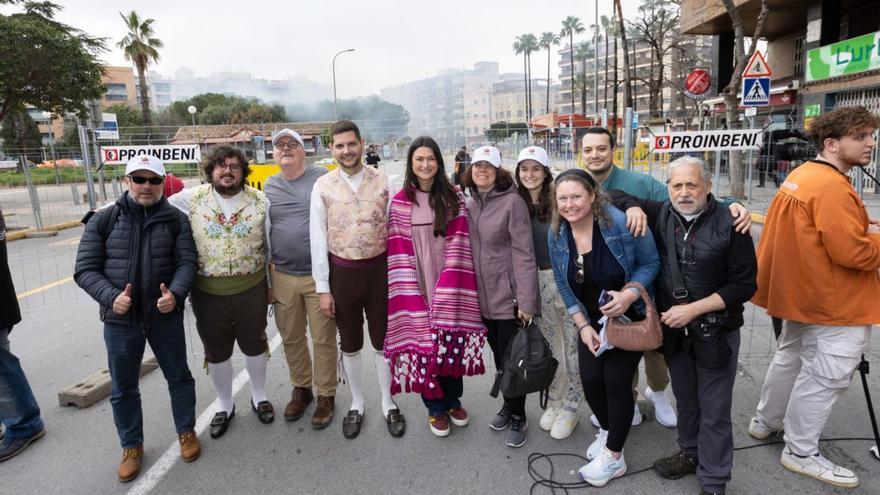Los cuatro periodistas de EE UU junto a Balbina Sendra y el edil de Fallas durante la ‘masletà’. | ÀLEX OLTRA