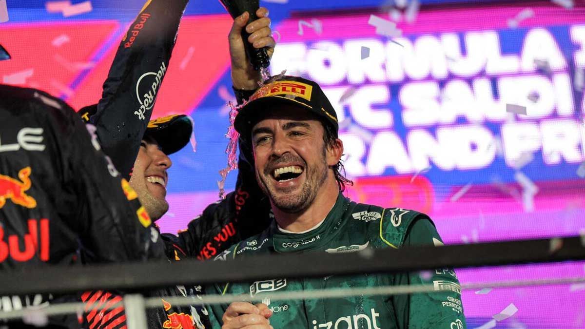 Alonso, eufórico, en el podio de Jeddah