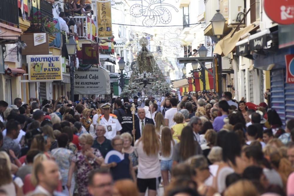 La Virgen del Carmen, procesionando por La Carihuela en Torremolinos, antes de hacerse a la mar.