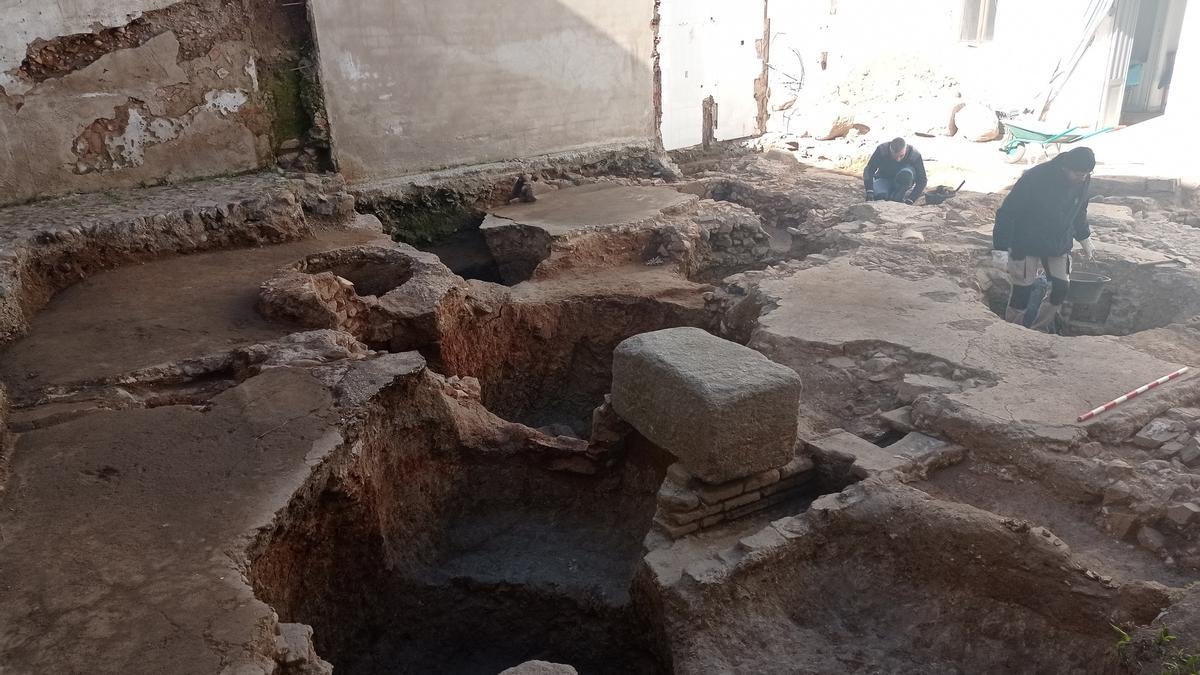 Excavación del Consorcio de la Ciudad Monumental de Mérida en la calle Suárez Somonte.