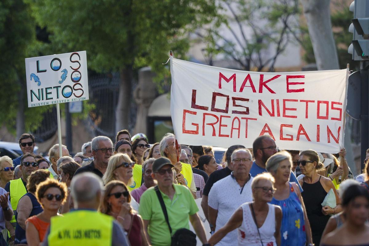 Un momento de la manifestación que protagonizaron los vecinos de Los Nietos el pasado verano en Cartagena.