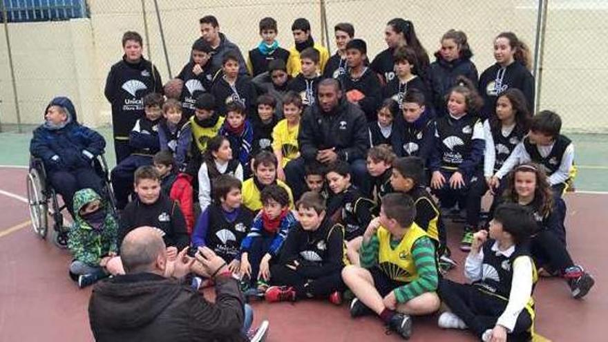 Jayson Granger posa con los chavales del Ciudad de Melilla.