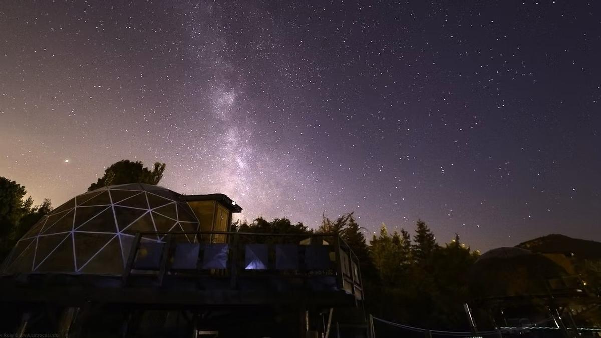 Uno de los iglús de Xalet de Prades bajo el cielo nocturno.