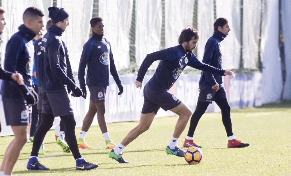 Gaël Kakuta trabajó esta mañana en Abegondo por primera vez desde su incorporación al Deportivo, donde jugará cedido hasta final de temporada.