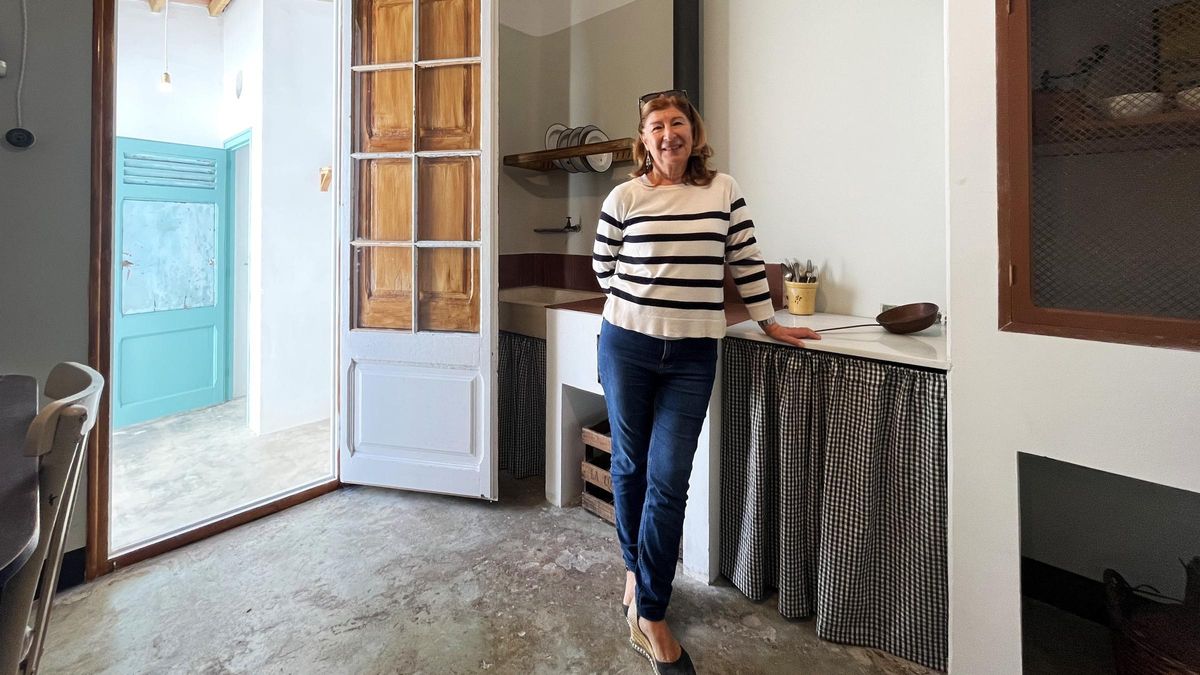 María Rosa Hernández, durante la visita gratuita a una de las ‘casas baratas’.