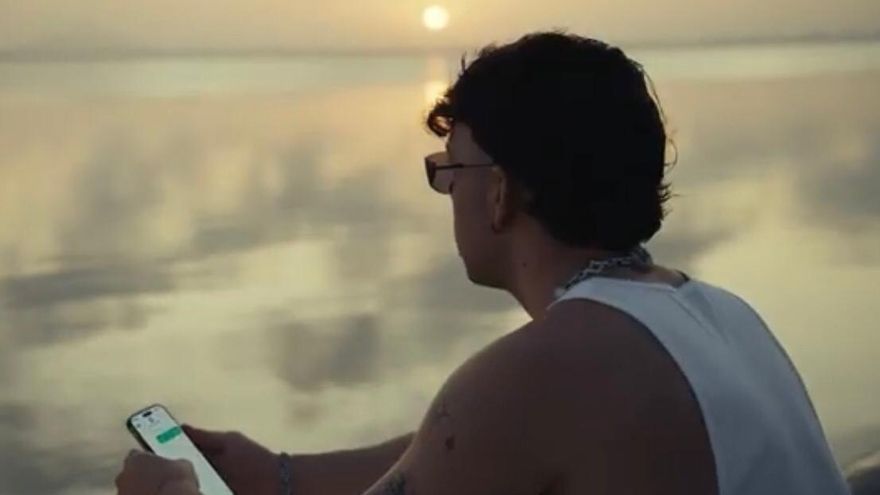 Fotograma del videoclip 'Tuchat’ de Quevedo en el que el artista mira el atardecer en el Mar Menor