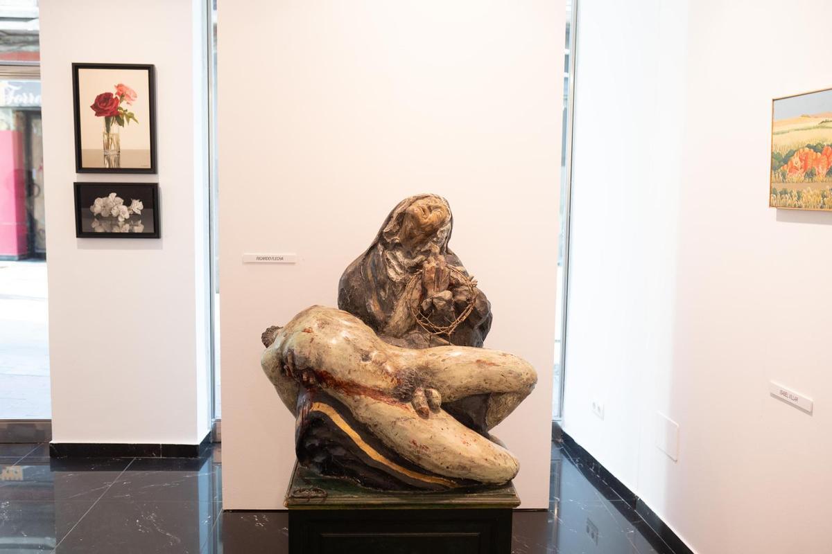 La escultura de Ricardo Flecha Barrio flanqueado por cuadros de Teresa Lapayese e Isabel Uroz