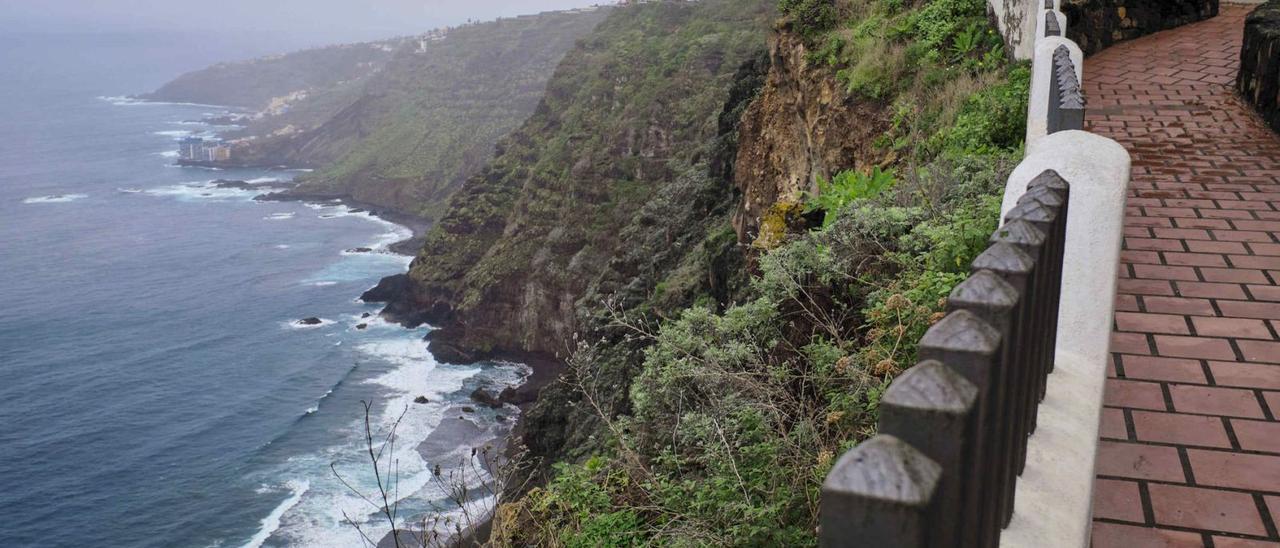 El actual mirador de La Garañona, en El Sauzal, tapa las vistas desde la carretera y ofrece una panorámica limitada de la costa. | | CARSTEN W. LAURITSEN