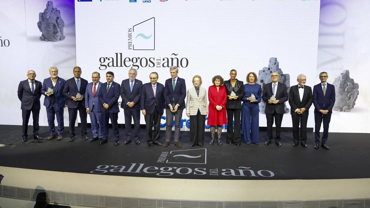 El director general de Prensa Ibérica en Galicia, Juan Carlos da Silva; los premiados Manuel Rivas y Constantino Fernández; el rector de la USC, Antonio López; el delegado del Gobierno en Galicia, Pedro Blanco; el presidente del Parlamento gallego, Miguel Santalices; el presidente de Prensa Ibérica, Javier Moll; el presidente de la Xunta, Alfonso Rueda; la vicepresidenta de Prensa Ibérica, Arantza Sarasola; la alcaldesa de Santiago, Goretti Sanmartín; los premiados Ana Peleteiro, Mabel Loza y Emilio Pérez Nieto;el presidente del jurado, Darío Villanueva; y el director de ‘El Correo Gallego’, Xaime Leiro.