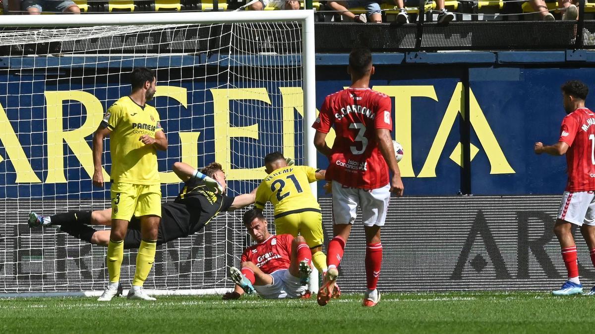 El Villarreal se vio superado por Las palmas en el últimopartido de liga en La Cerámica.