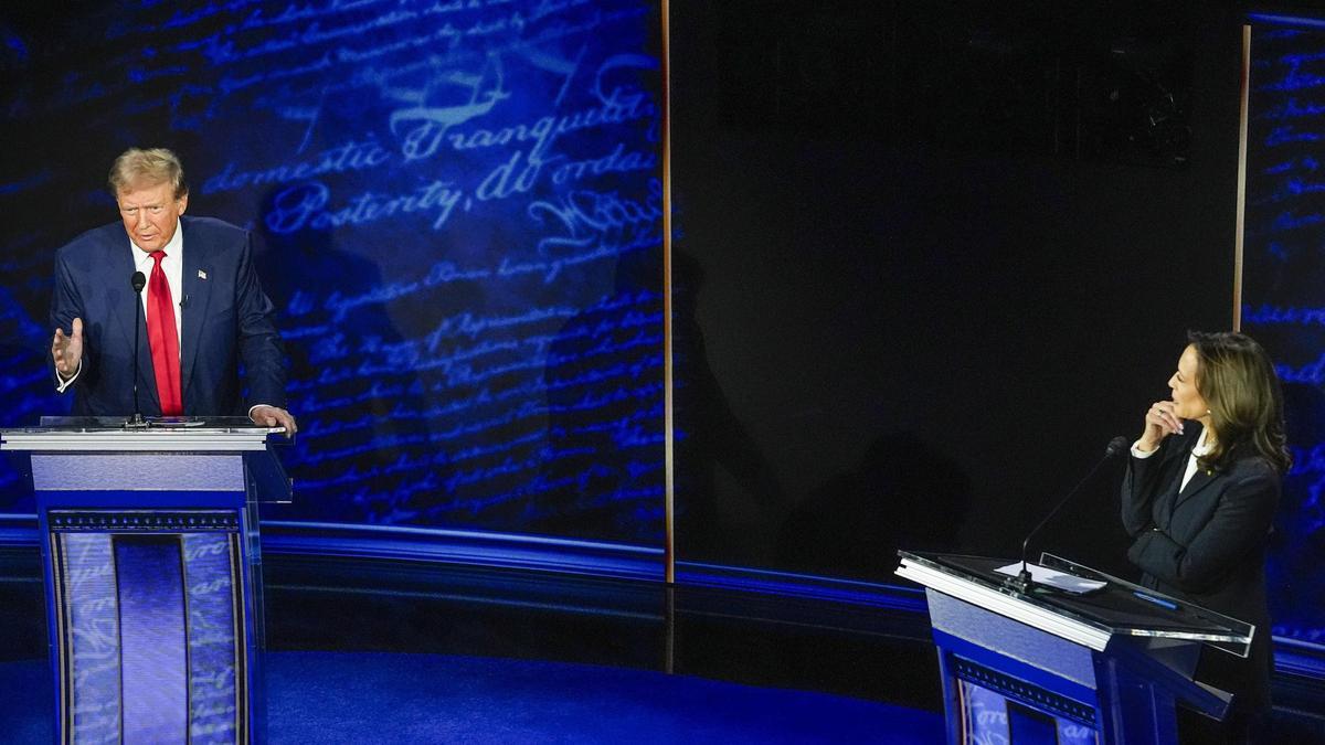 10 de septiembre de 2024, Filadelfia, Estados Unidos. 
El candidato presidencial republicano Donald Trump y la demócrata Kamala Harris durante el debate presidencial