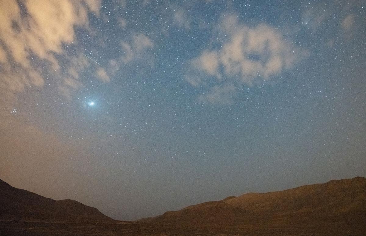 Una estrella fugaz atraviesa el cielo sobre la estrella Mirfak, la más brillante de la constelación de Perseo, la madrugada del domingo sobre la localidad del Valle de la Cueva, en el municipio de Antigua en la isla de Fuerteventura.