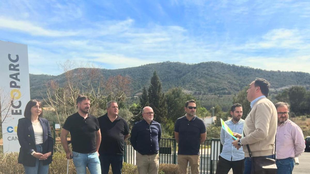 Visita institucional a las obras del renovado ecoparque de Canals.