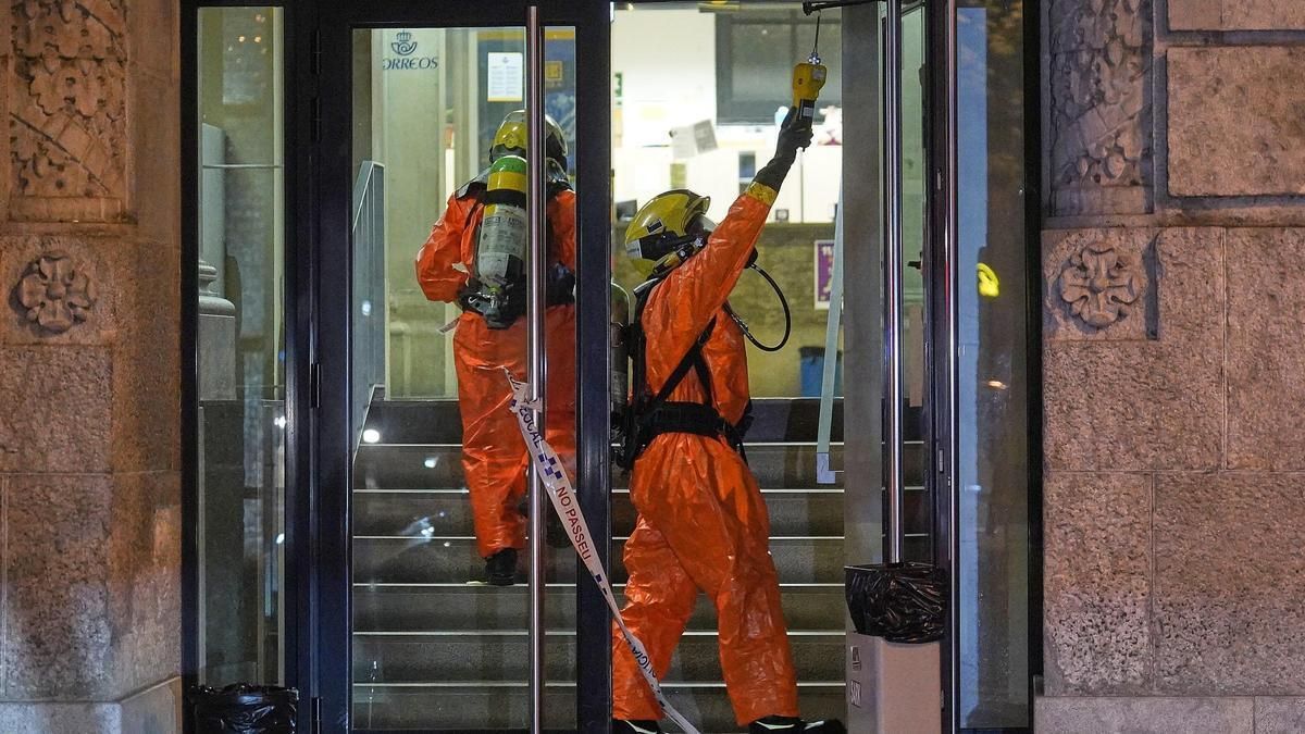 Unos especialistas inspeccionan la sede de Correos en Girona tras el ataque con gas pimienta