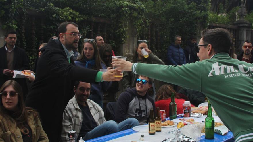 A la izquierda, un joven da un culín de sidra a Barbón en Galiana; a la derecha, la militancia socialista avilesina come en El Parche. | I. G.