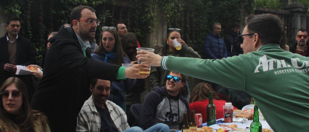 Barbón, Queipo, Moriyón... ninguno se quiso perder la Comida en la Calle de Avilés