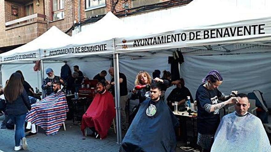 Barbero solidarios en la calle.