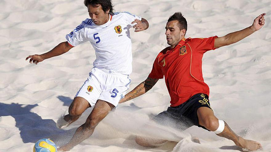 El jugador español Javier Torres y el japonés Teruki Tabata se disputan el balón.