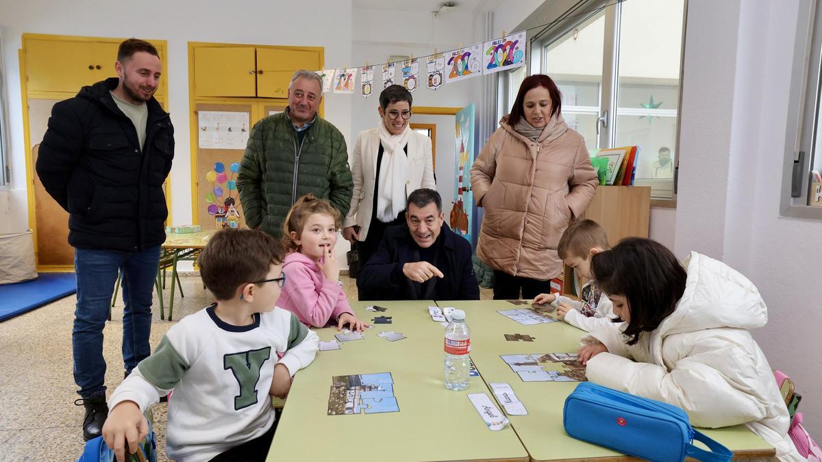 O conselleiro, a alcaldesa e concelleiros con escolares do colexio O Areal de Camariñas.