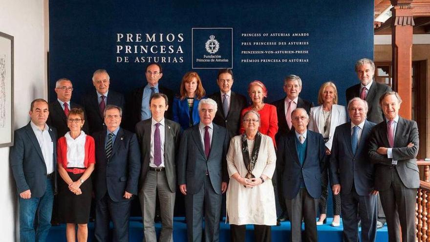 El jurado del &quot;Princesa de Asturias&quot; de Cooperación Internacional 2015. Por la izquierda, en segunda fila, Alfonso de la Rosa, Jaime Montalvo, Emilio Lamo de Espinosa, Gloria Fernández-Lomana, Enrique Fernández-Miranda, Rosa María Calaf, Enrique Barón, Alicia Castro Masaveu y Jerónimo López; delante, Juan Carlos del Olmo, Eugenia Bieto, Rafael Matesanz, Pedro Duque, Gustavo Suárez Pertierra, Anna Ferrer, Marcelino Oreja, Francisco Pinto y Ricardo Martí.