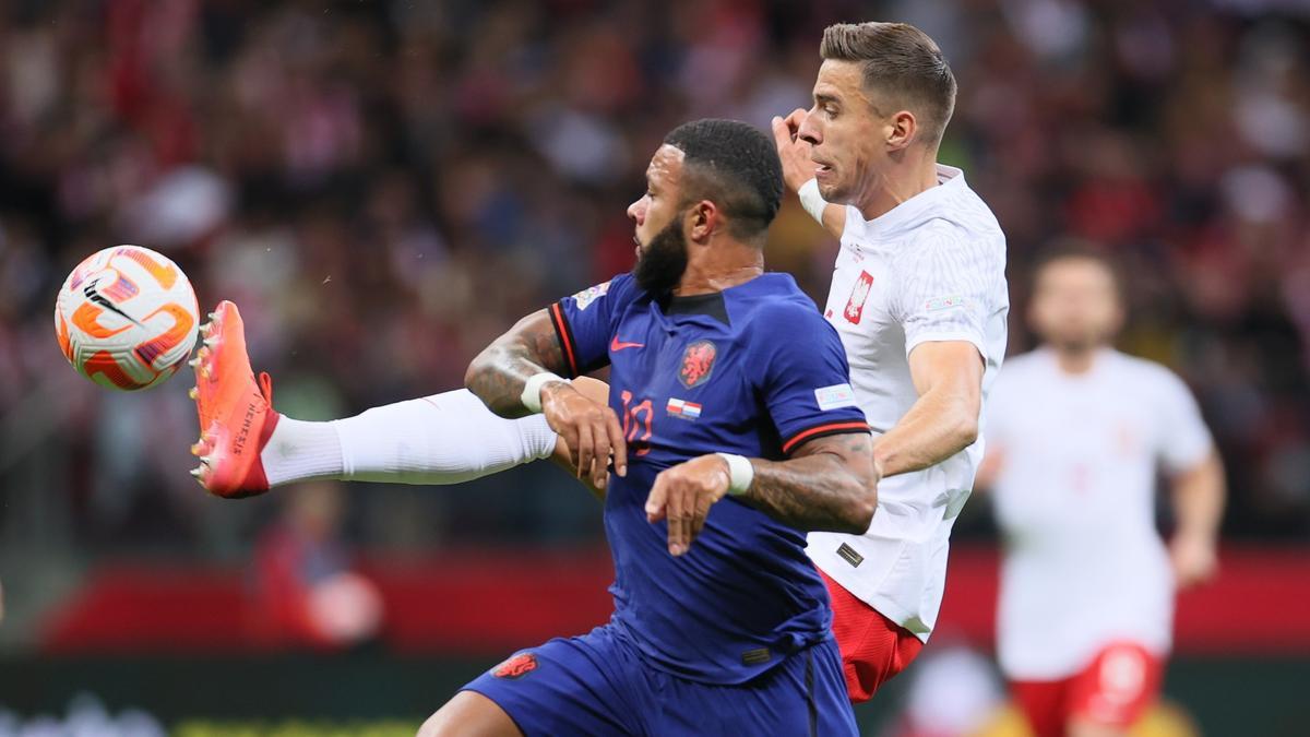 Memphis intenta controlar el balón en el duelo contra Polonia en Varsovia.