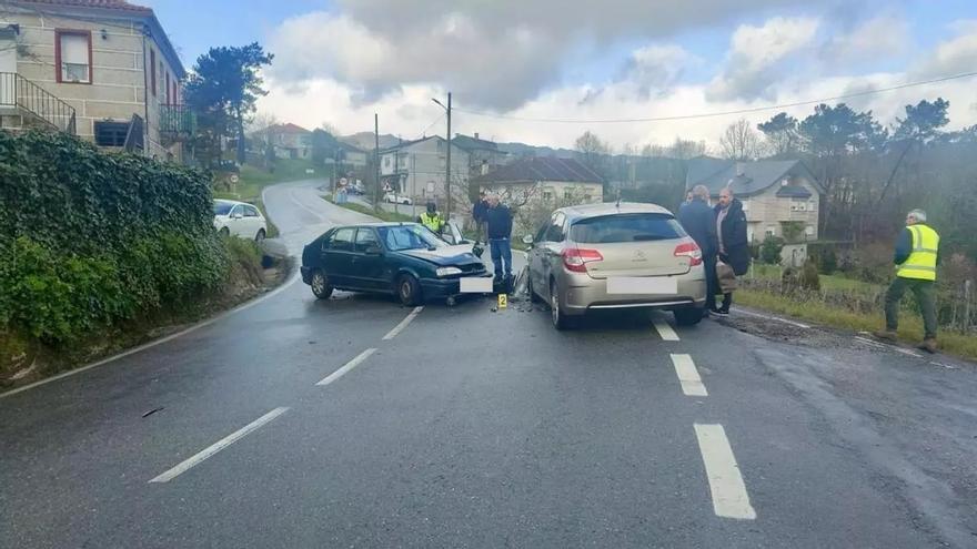 Muere un hombre de 80 años en una colisión frontal entre dos vehículos en Carballeda de Avia