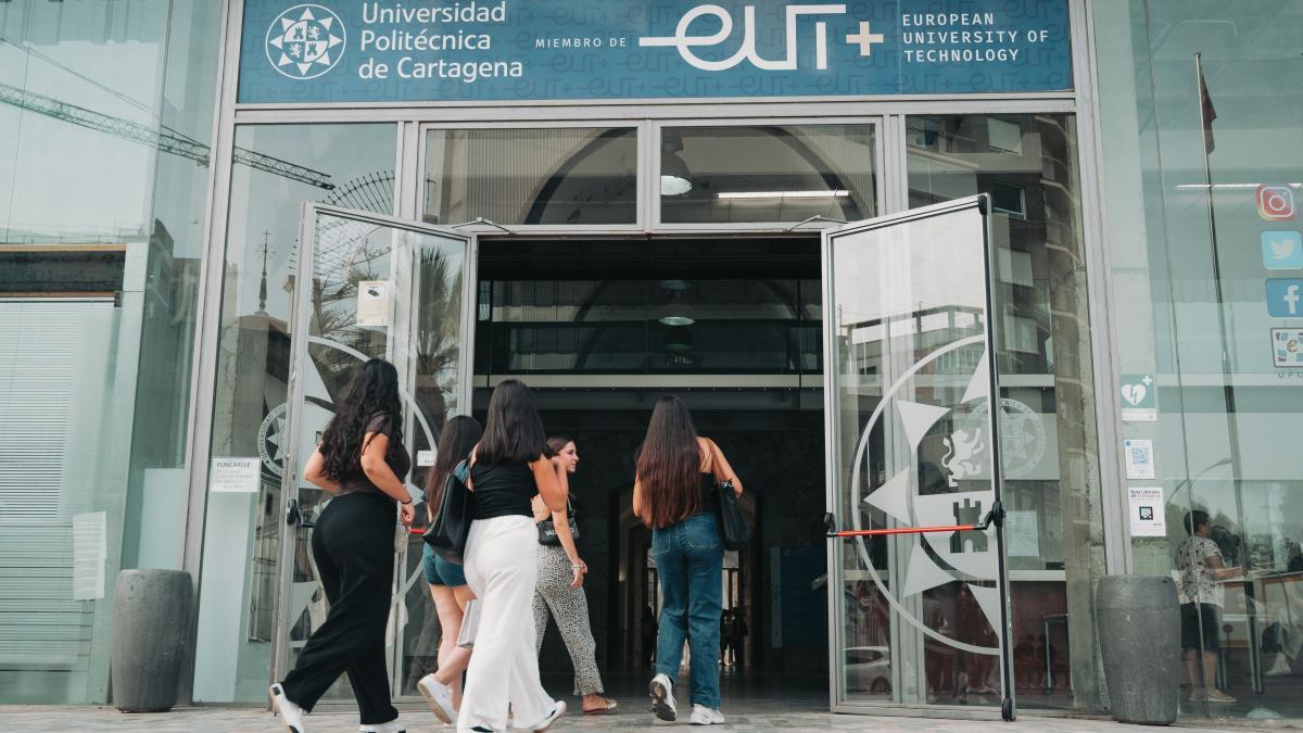 Estudiantes accediendo al Campus CIM de la UPCT