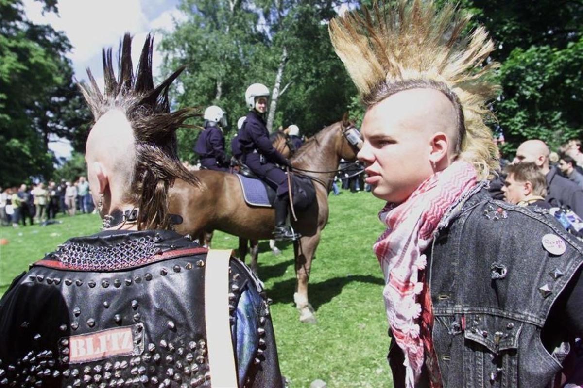 zentauroepp48249402 punks watch mounted police during clashes between police wit190524202205