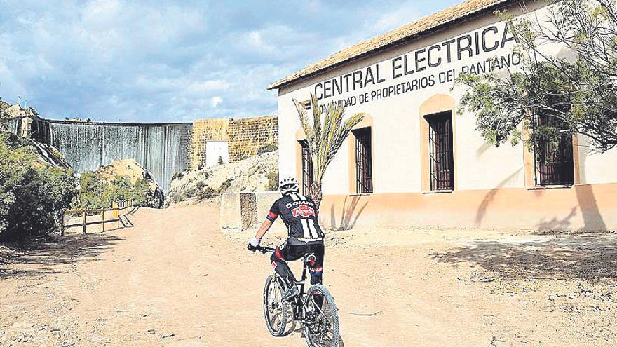 Visita a la central electrica, casa del pantanero y al pantalán que permite acceder a la cola del Pantano.