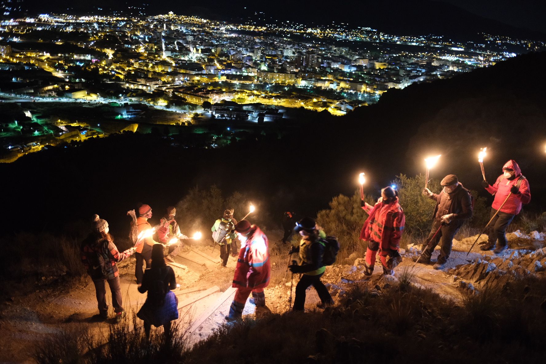 Bajada de antorchas del monte Bolón de Elda en la noche de Reyes