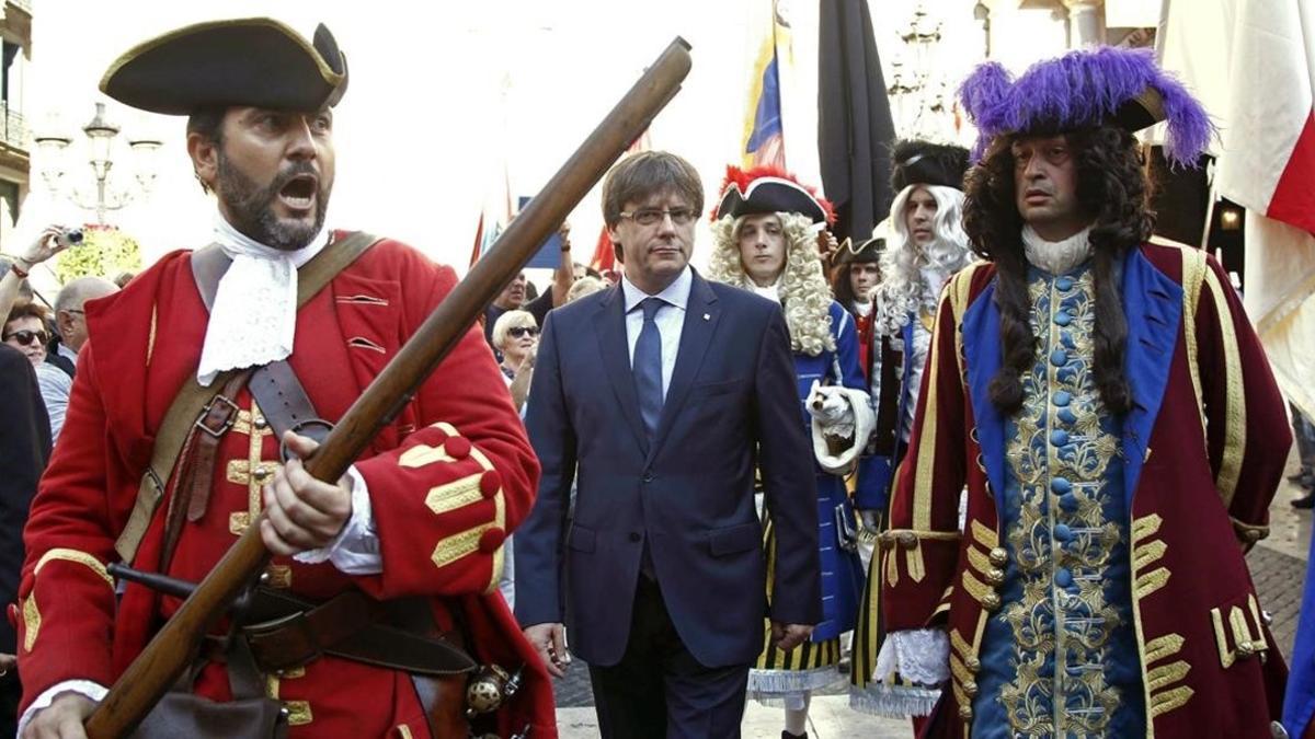 El 'president' Carles Puigdemont recibe a una representación de los Miquelets de Catalunya y de la Associació de Recreació Històrica La Coronela en el Palau de la Generalitat.