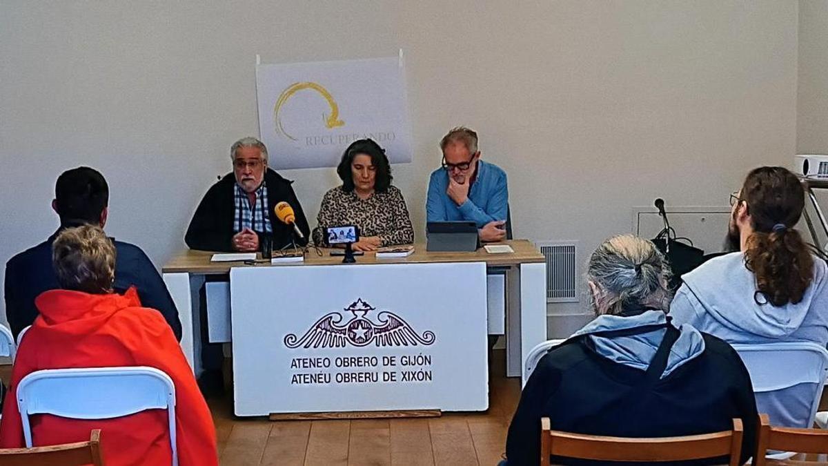 Por la izquierda, Txema Rosell, Paz Fernández y Rafa Cofiño.