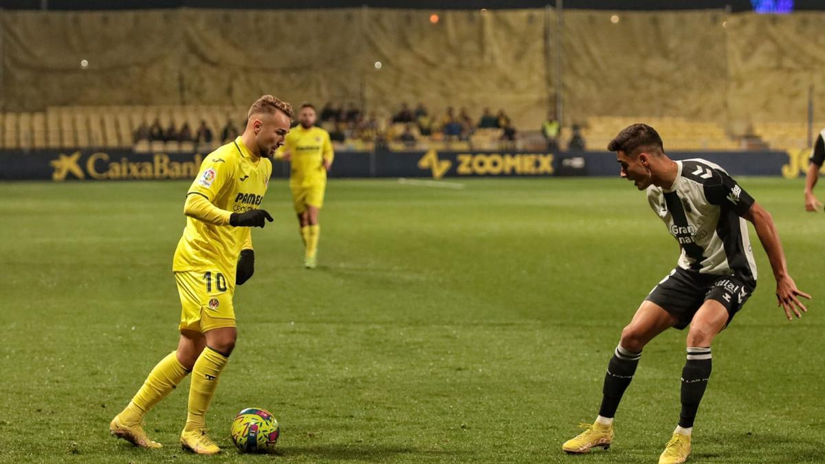 El jugador del filial Javi Ontiveros intenta desequilibrar a un contrincante.