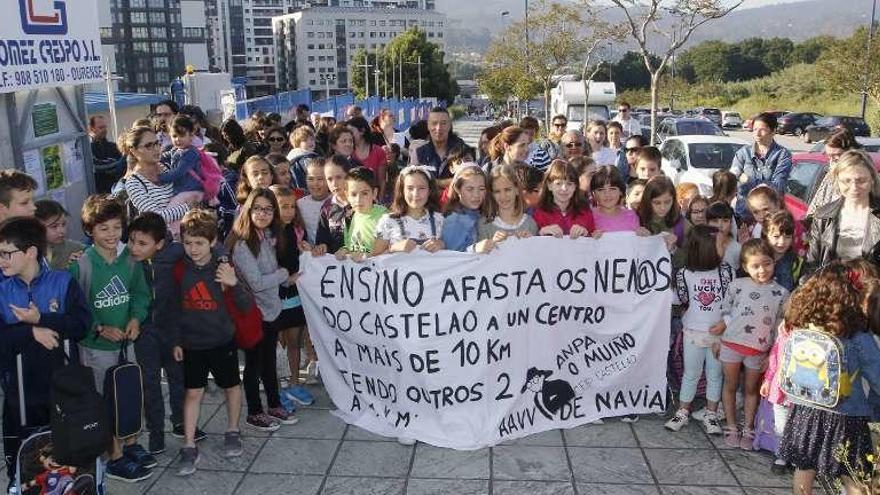 Alumnos y padres, en la movilización de ayer. // Alba Villar