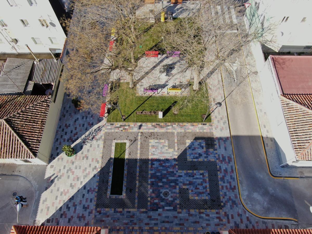 Vista aérea de la plaza Ángel Bariego en el barrio de San José Obrero.