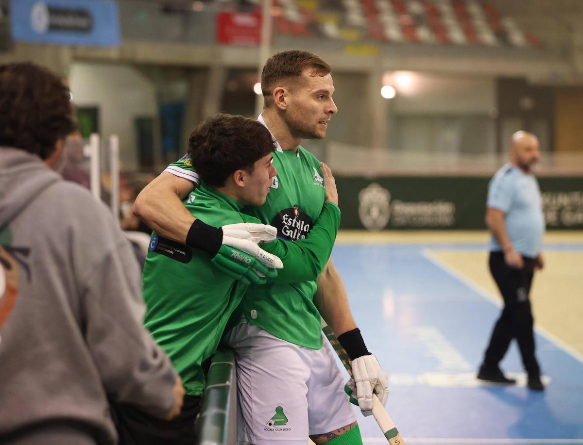Jacobo Copa y César Carballeira celebran un gol ante el Sporting en el partido de la primera vuelta en A Coruña.