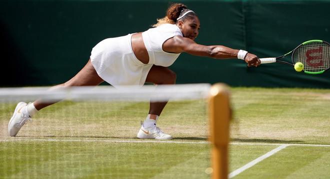 Serena Williams de los Estados Unidos regresa a Barbora Strycova de la República Checa en el partido de semifinal en el Campeonato de Wimbledon en el All England Lawn Tennis Club, en Londres, Gran Bretaña.