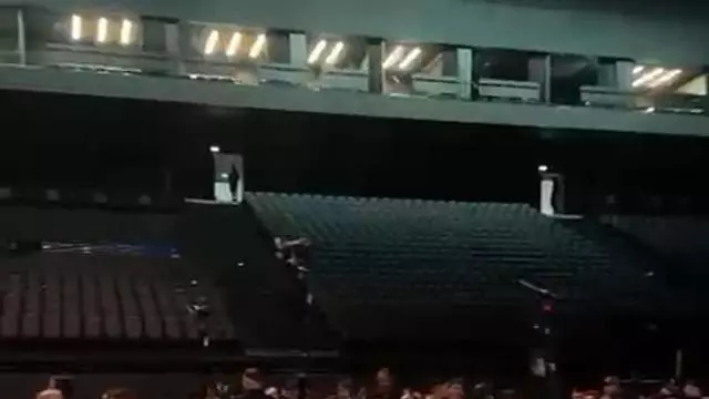 Entrada de fans al estadio LDLC Arena, en la localidad de Décines‑Charpieu, Lyon, Francia