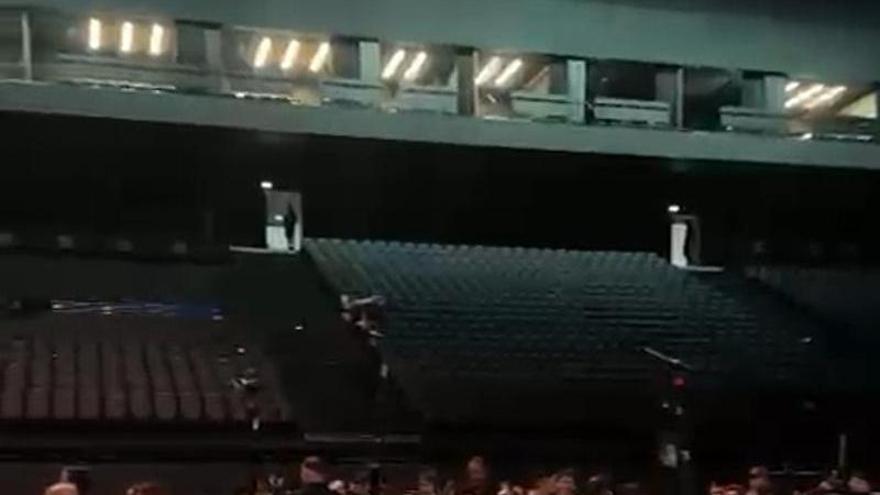Entrada de fans al estadio LDLC Arena, en la localidad de Décines‑Charpieu, Lyon, Francia